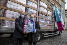 Több mint 10 tonna higiéniai papírtermék-adománnyal támogatja a Magyar Máltai Szeretetszolgálat és a Betegápoló Irgalmasrend intézményeit a Vajda-Papír